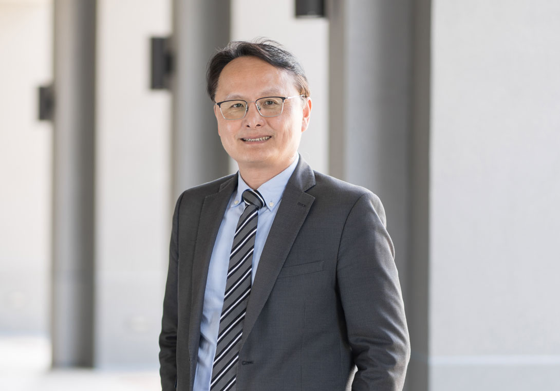 張校長傳育 張校長傳育