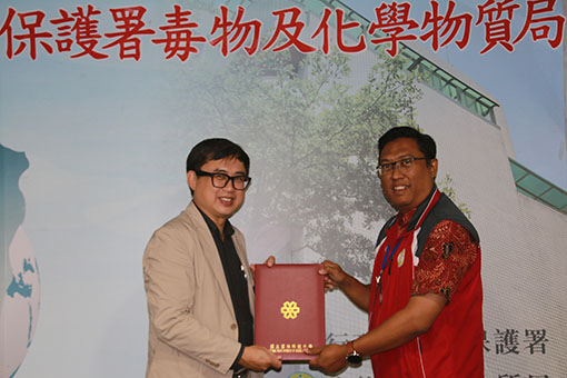 雲科大洪肇嘉產學長為學員頒發證書