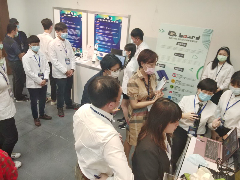 5組佳作各獲得5,000元禮券。另為鼓勵參賽學生，餘9組入選決賽團隊各獲得3,000元禮券。(照片：記者張秦華攝) 1