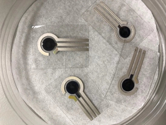 非酵素型葡萄糖感測器的製法及結構,榮獲金牌。圖/雲科大提供