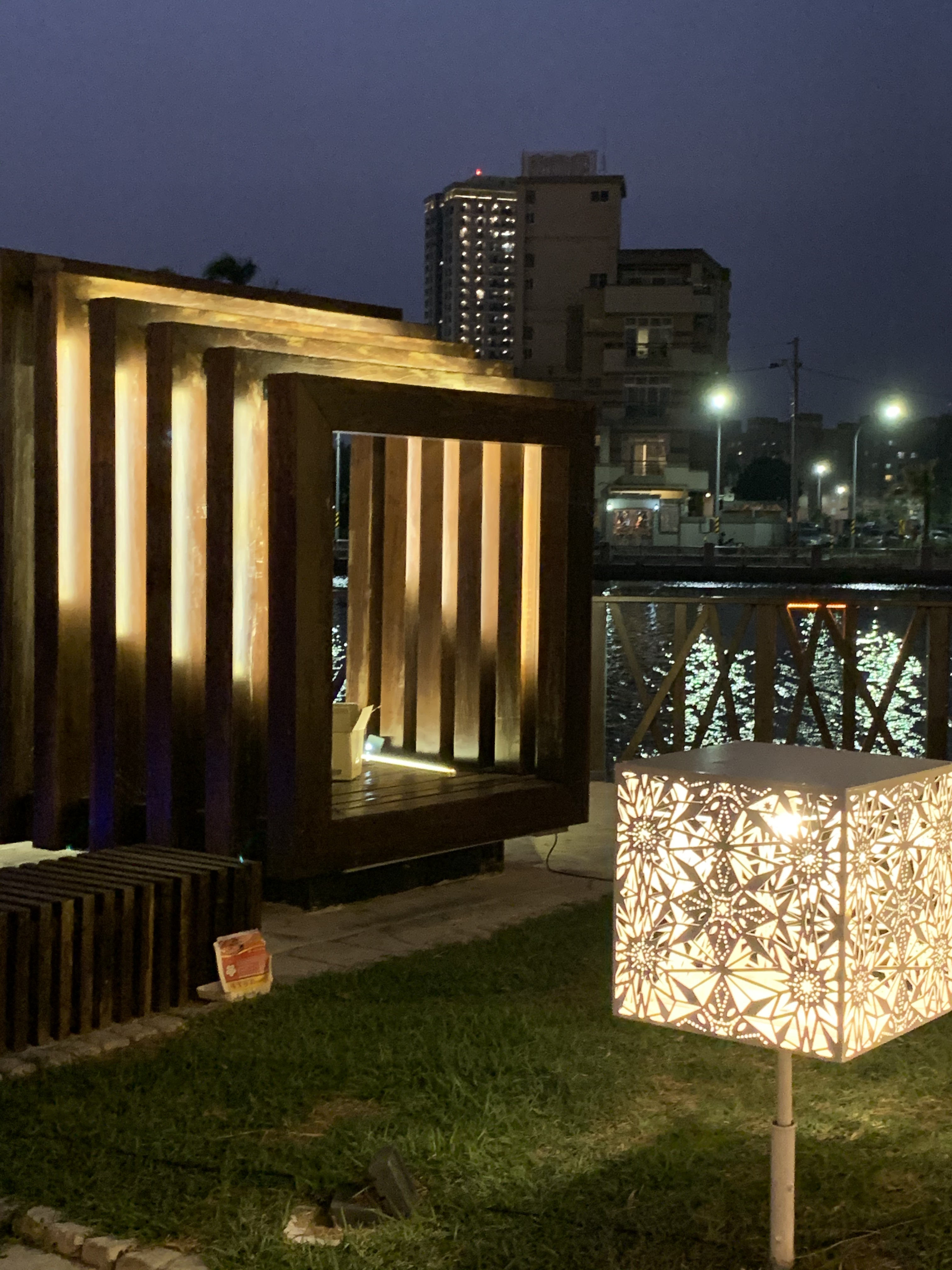 方形圖案燈燈箱,與場域環境相互融合的視覺美感