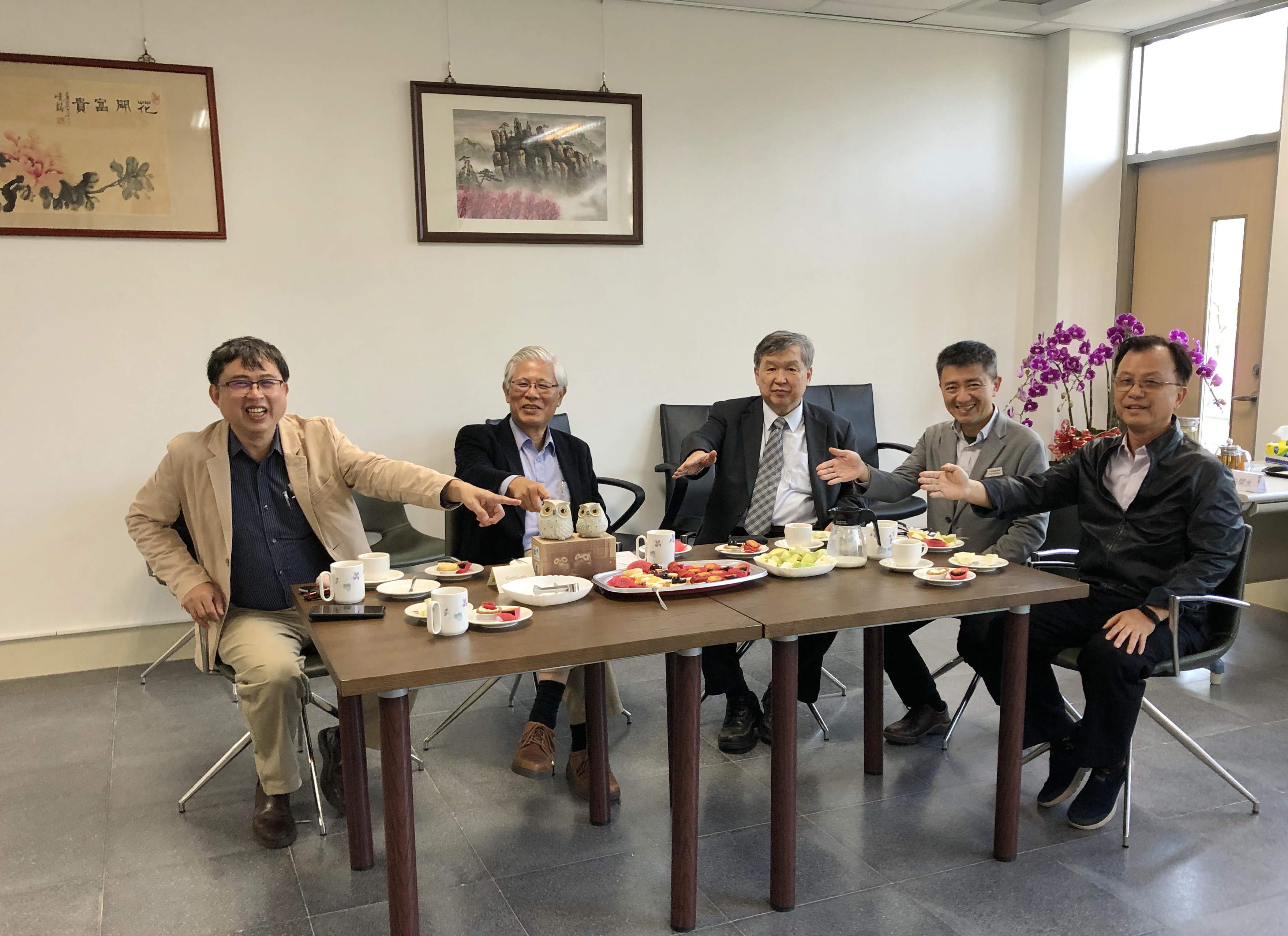 洪肇嘉產學長(左1)與出席臺越環保海外科研中心揭牌貴賓合影