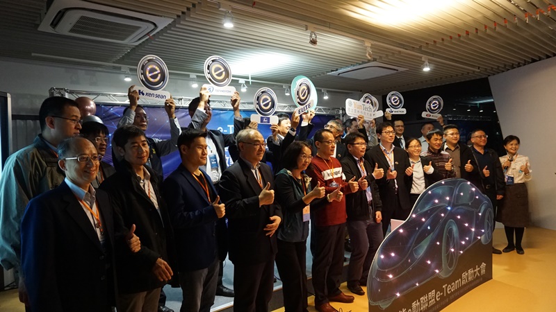 e-Team會員大會啟動儀式會員與雲科大教師群合影