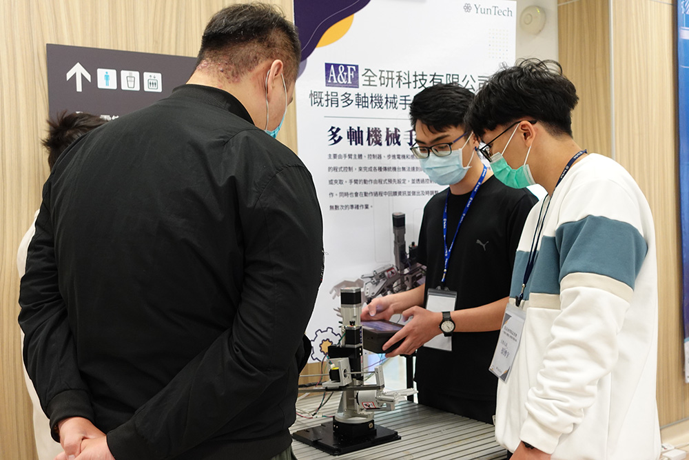 全研科技有限公司捐贈多軸機械手臂,學生現場學習操作