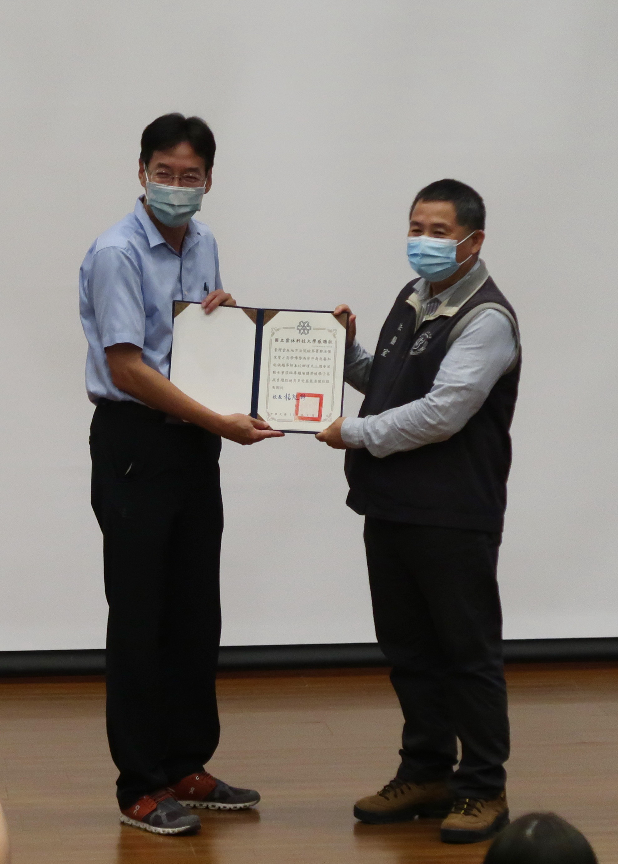 陳其昌學務長頒贈感謝狀予鄭寬寶法醫