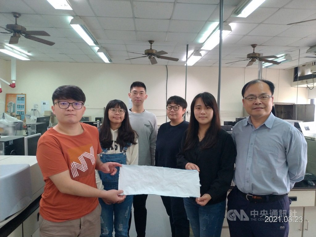 雲科大團隊發明「竹炭奈米纖維複合濾材」,可自然分解,廣泛應於口罩等產品。(中華創新發明學會提供)