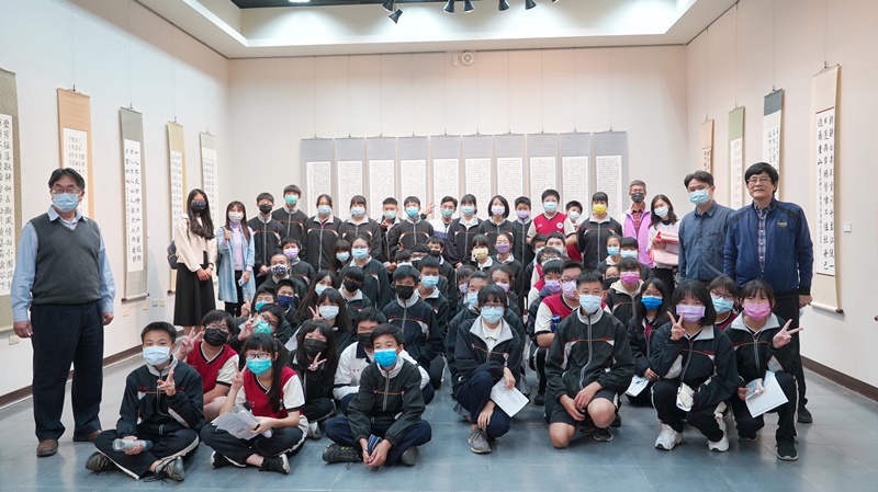 石榴國中校外參訪蒞臨雲科藝術中心,書法家黃昭善(右一)親臨解說