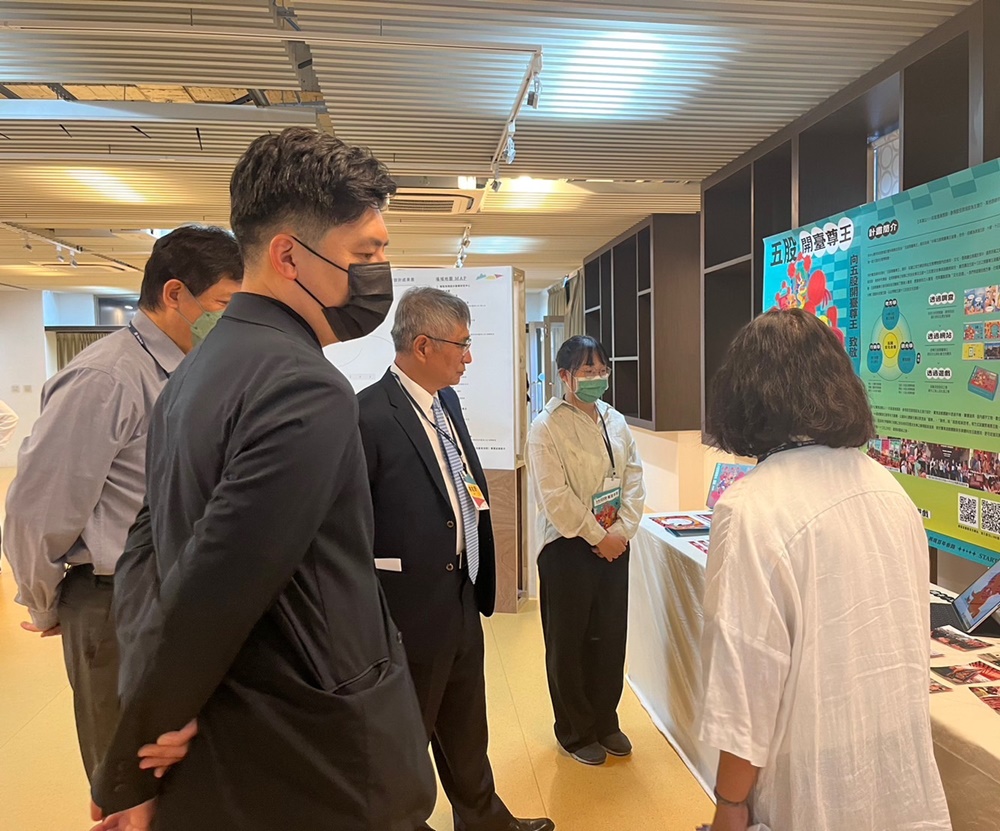 圖4:雲科大楊能舒校長與本校師長參觀成果展