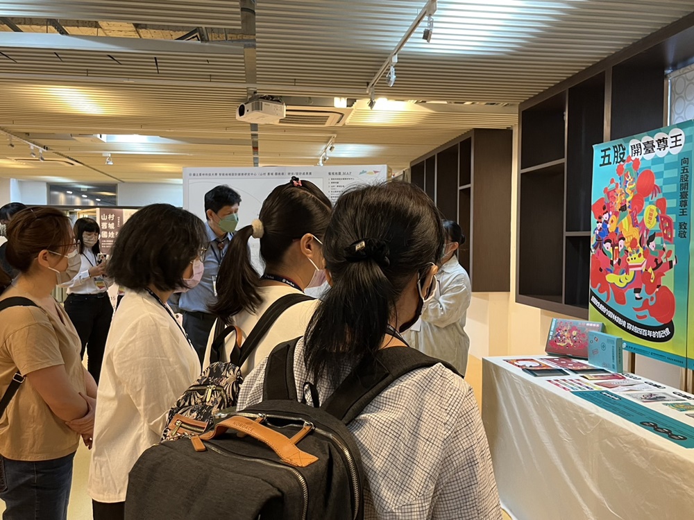 圖5:雲科大師生與來賓參觀成果展