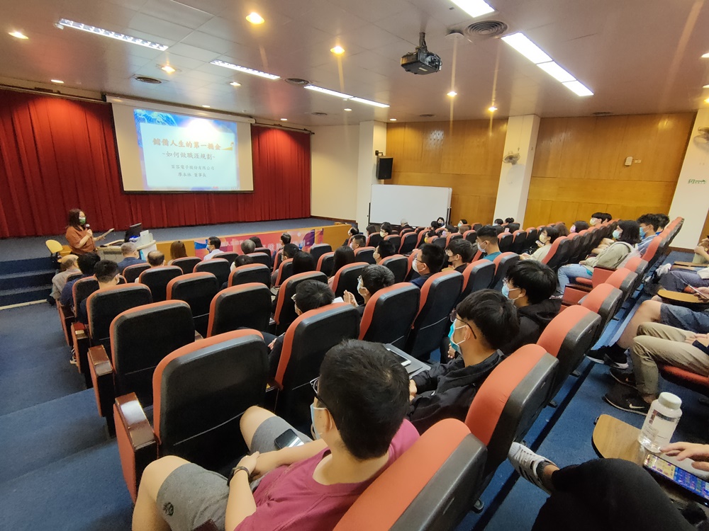 本校師生於工程二館EL126演講廳聆聽演講