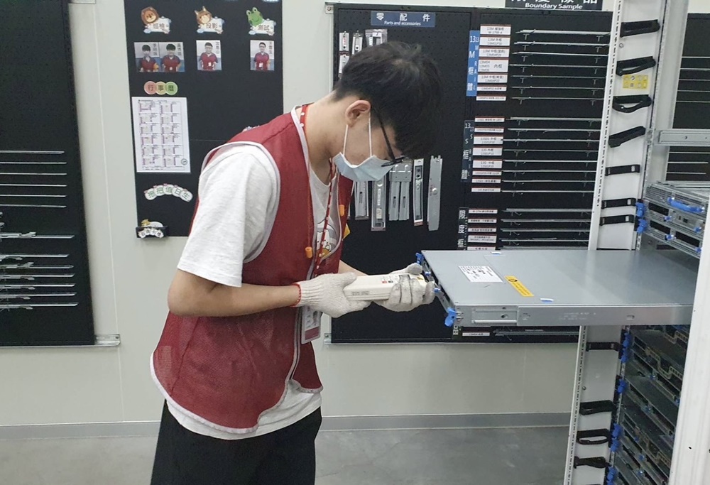 技高端建教生於南俊國際股份有限公司現場進行產品壽命測試