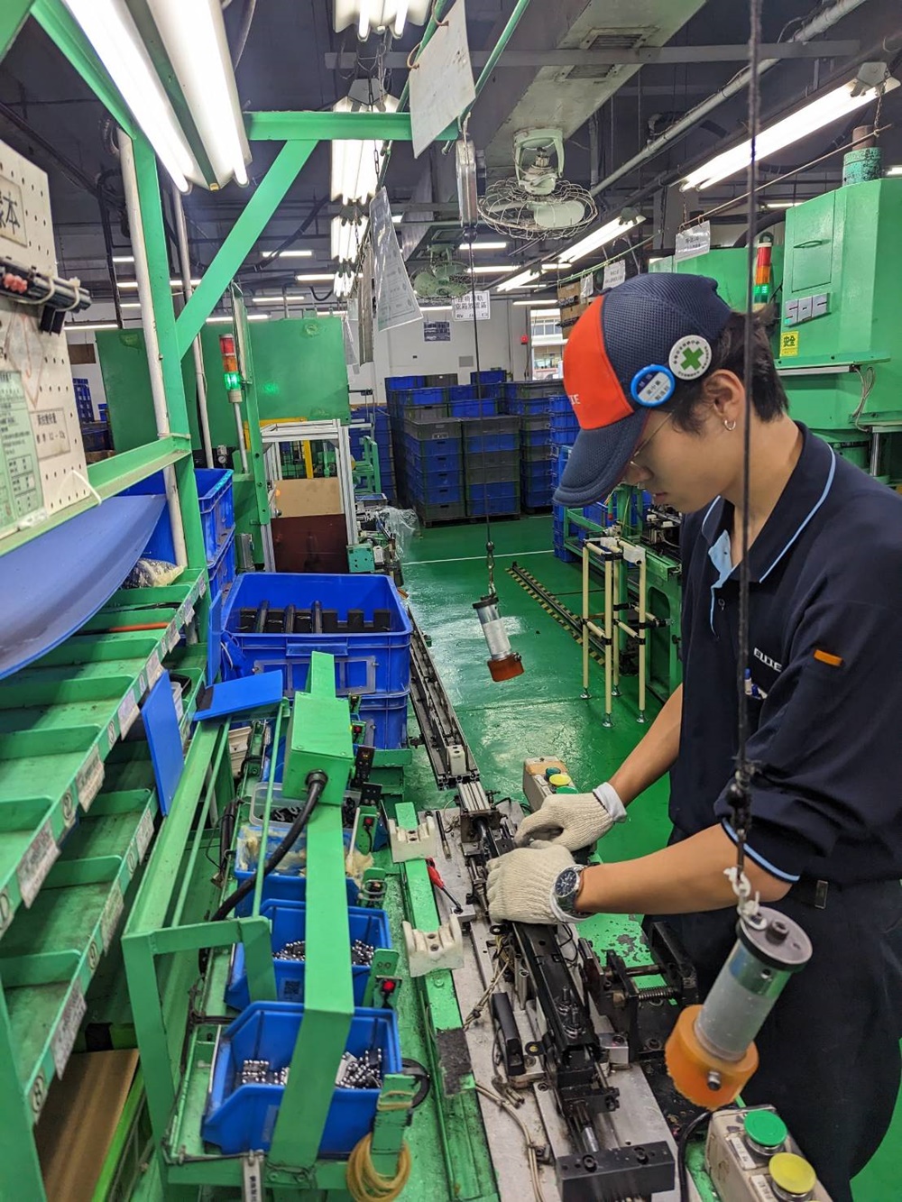 技高端建教生於慧國工業股份有限公司現場進行座椅滑軌設備及防誤裝置確認