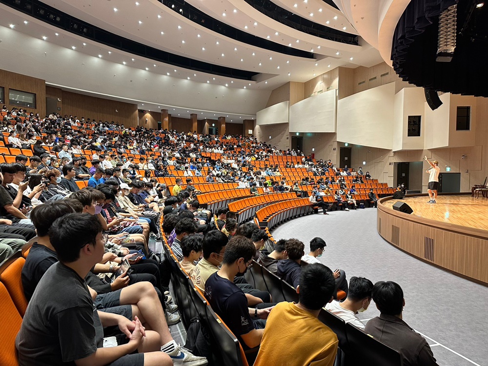 參與之教職員生認真聽講