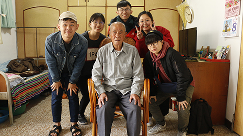 參與本次規劃的雲科大團隊與榮眷伯伯合影