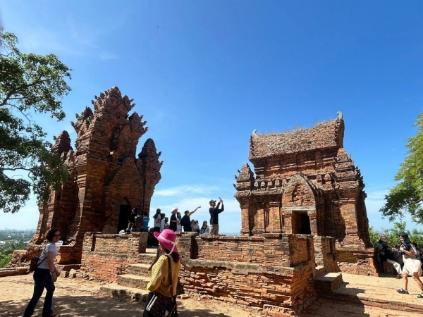 雲科大的國際多元共融：以AI驅動的跨文化永續服裝設計營隊競賽